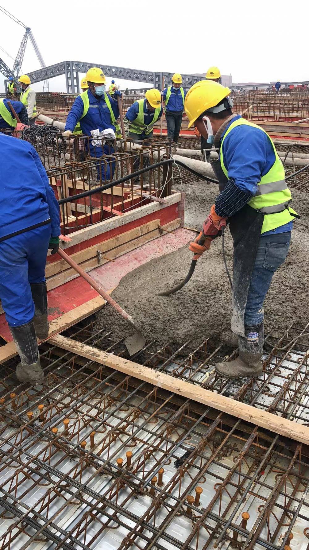 有利于钢筋排列间距均匀,混凝土保护层厚度一致,提高了楼板的施工质量