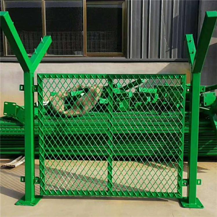 项目工地封闭铁丝网绿色金属围栏网2米高金属围墙网