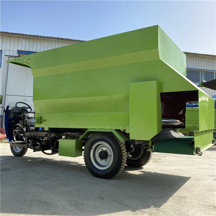 牛羊自动撒料车 喂肉牛饲草喂料车 五方撒料车价格 浩发