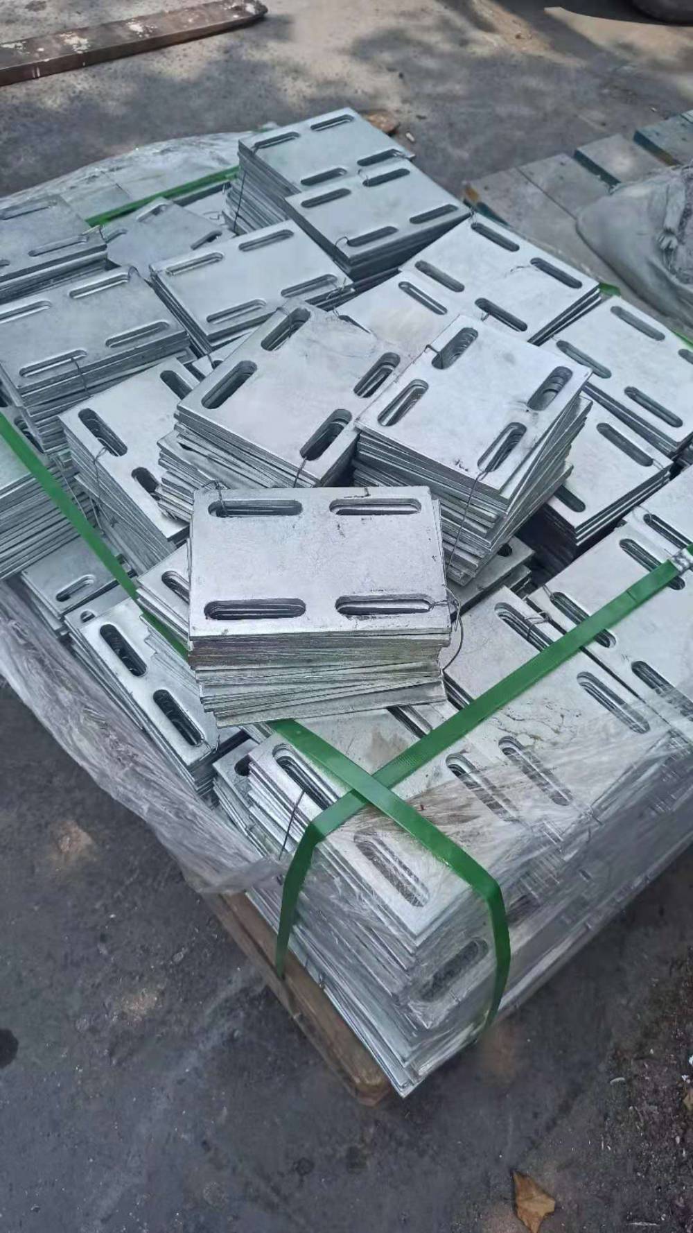 生产镀锌预埋板做土建或在基础的时候为了以后安装基础上的结构或在