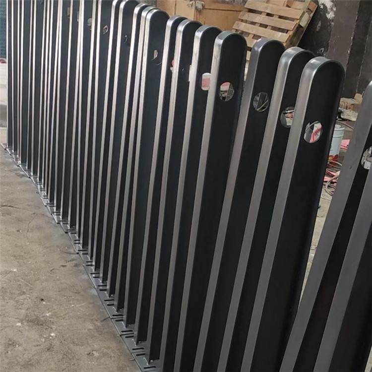 挑梁式阳台图片玻璃雨棚钢梁带预埋板