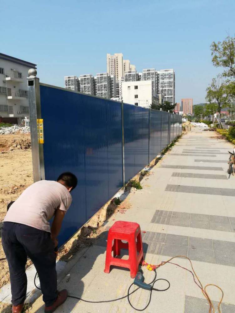 彩钢泡沫荚心板围挡广州黄埔郊区道路维修施工围蔽隔离防护