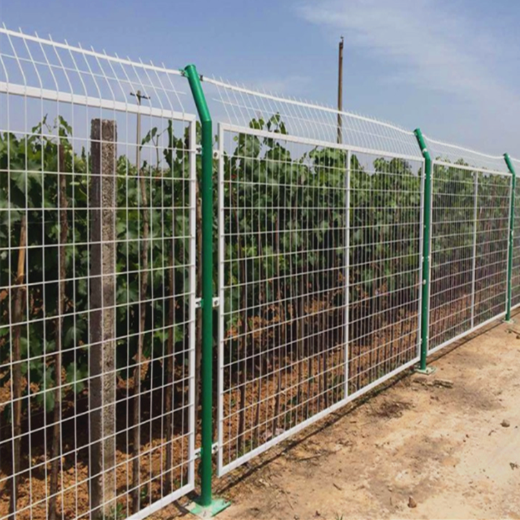 高铁线路框架护栏网铁路隔离栅镀锌角铁防护栏水泥柱18米高