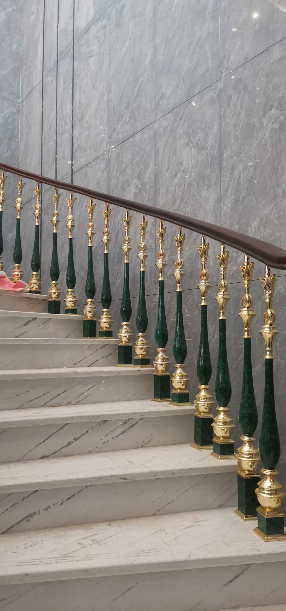 太原铝艺镂空楼梯现代篇班迈方寸更显明亮