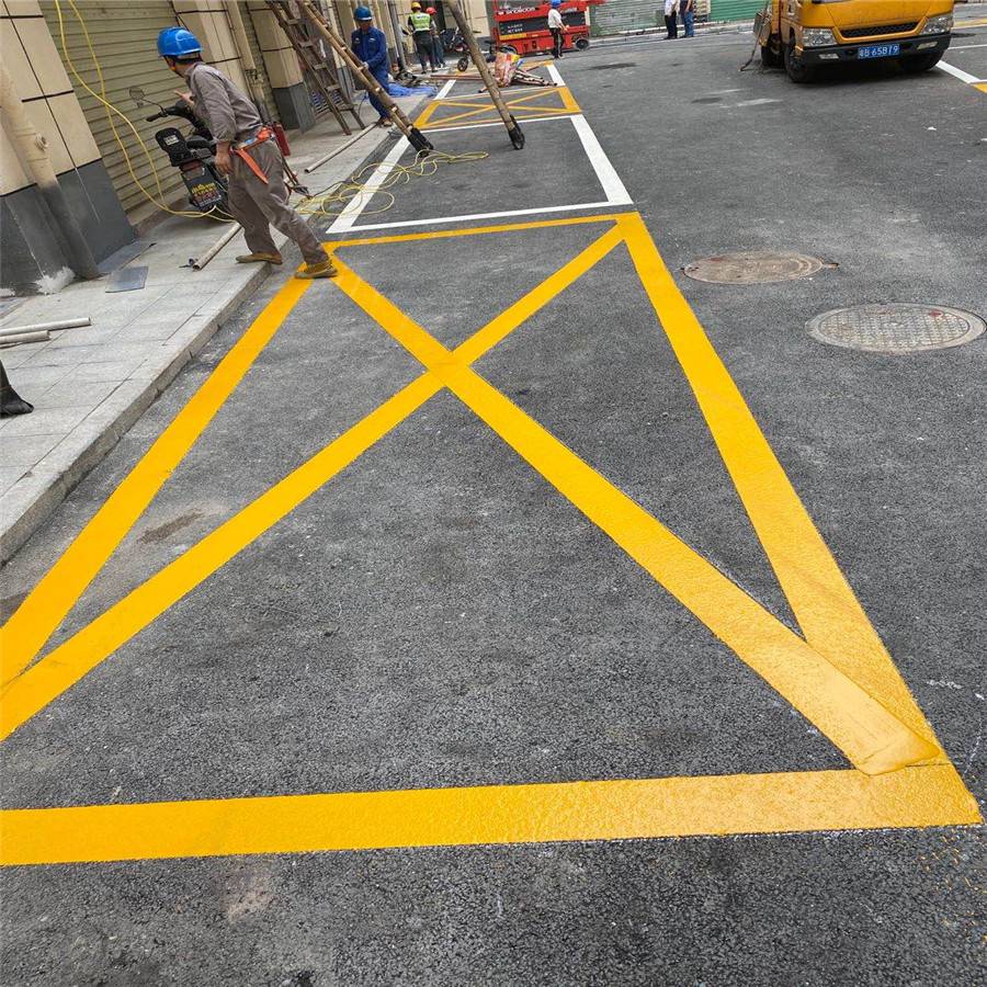 路安市政罗湖划消防登高面标线价格停车场画车位线施工图片