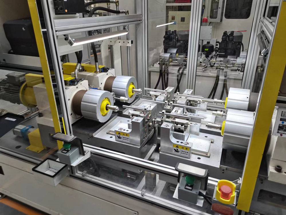 自动铆接机操作口安装有安全光幕设备有安全防护