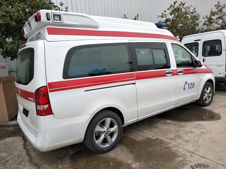 奔驰120,超大空间是奔驰威霆救护车值得称赞的优点之一,外观给人 "