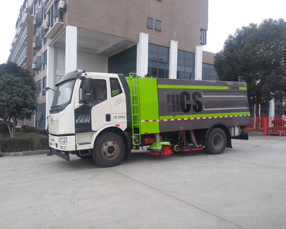 扫路车