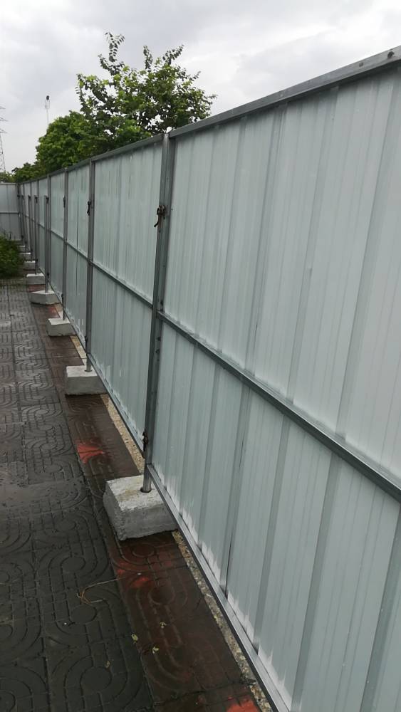 短期施工彩钢板围挡单层铁皮围挡配水泥墩灵活移位拆卸方便