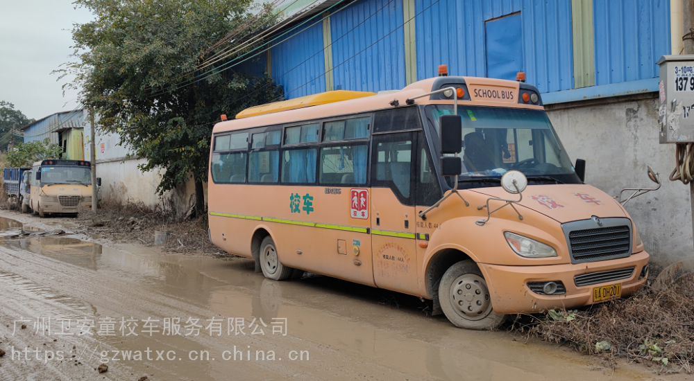 东风超龙校车44座幼儿园校车