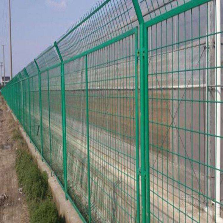 新疆框架护栏网厂家大型生产基地