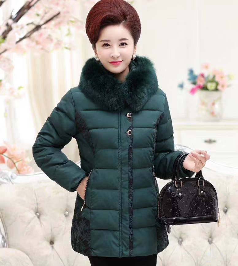 新疆吐鲁番地摊货源秋冬女士羽绒棉衣服装批发一到五元十几元厂家女士