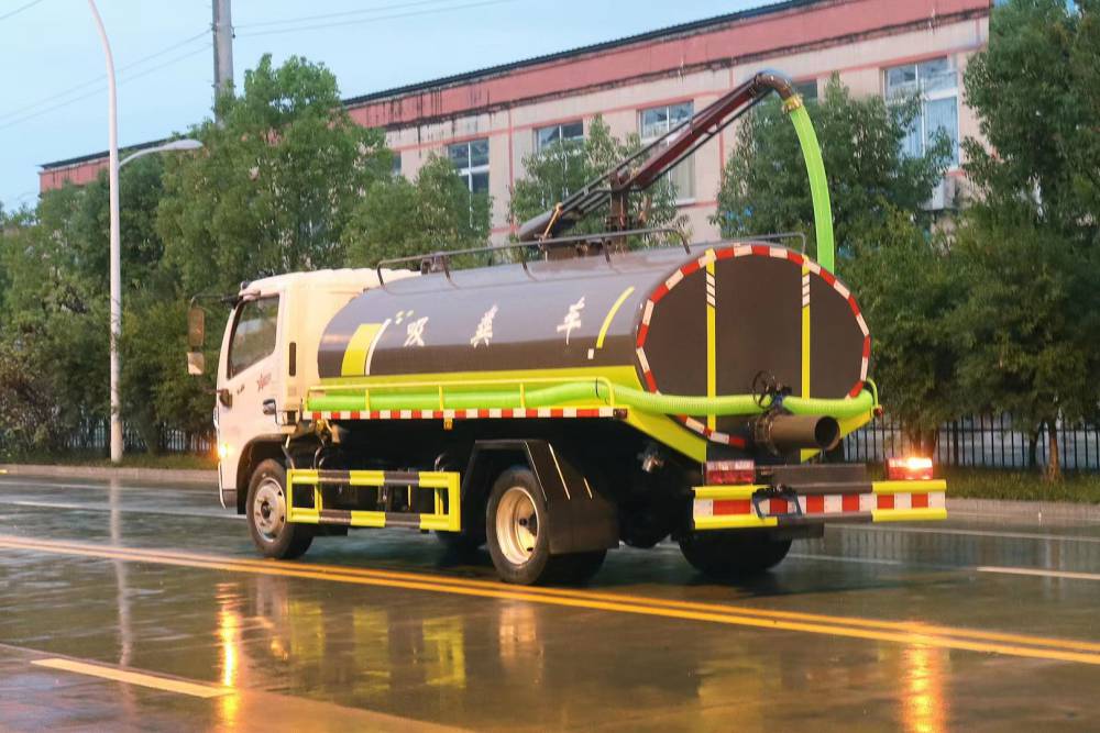 养殖公司沼液运输车东风5吨20吨沼液运输车价格