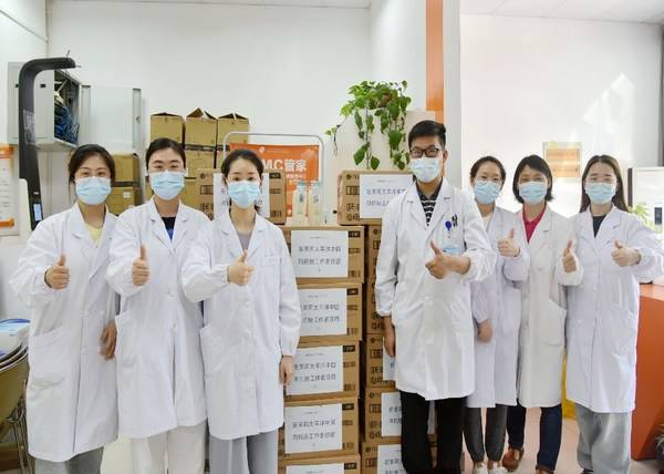 爱心产品已传递到嘉定区马陆镇医护人员的手中