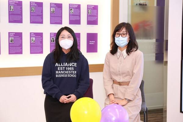 张晓女士（图右）