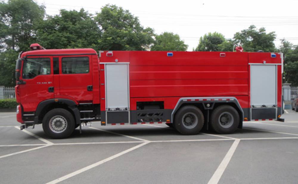 国六重汽豪沃16吨泡沫消防车救火车