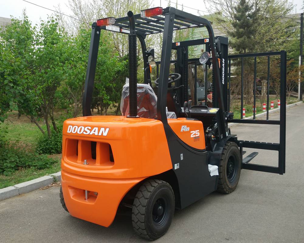 烟台龙口小型三支点电动叉车斗山1518吨冷库集装箱货架叉车