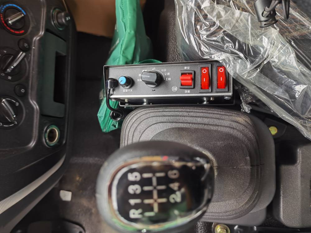 如控制器,多路换向阀组,按钮,油缸密封件等,提高了垃圾车的使用可靠性