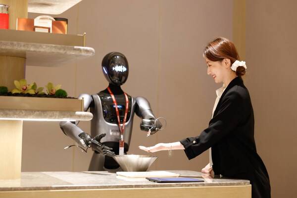 擎朗人形具身服务机器人XMAN-R1提供欢迎礼