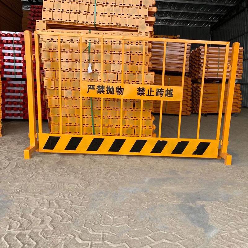 采用镀锌方管建筑施工防护栏基坑临边护栏围挡基坑安全警示护栏