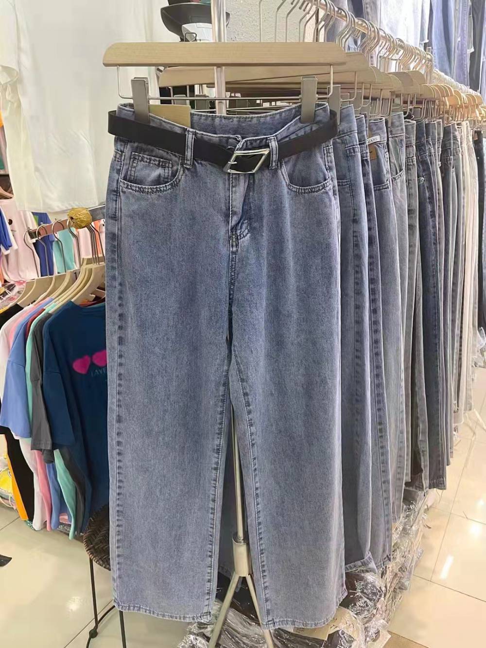 广西百色女式牛仔裤弹力修身牛仔裤宽松时尚直筒裤时尚杂款尾货女装