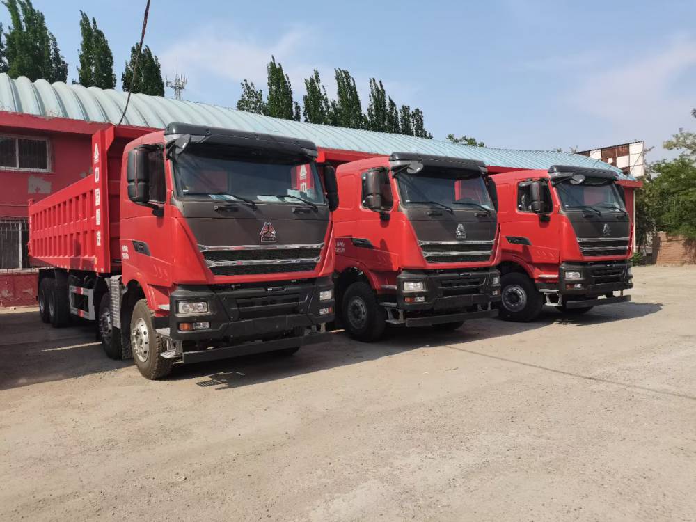 中国重汽6x4驱动豪沃th7自卸车