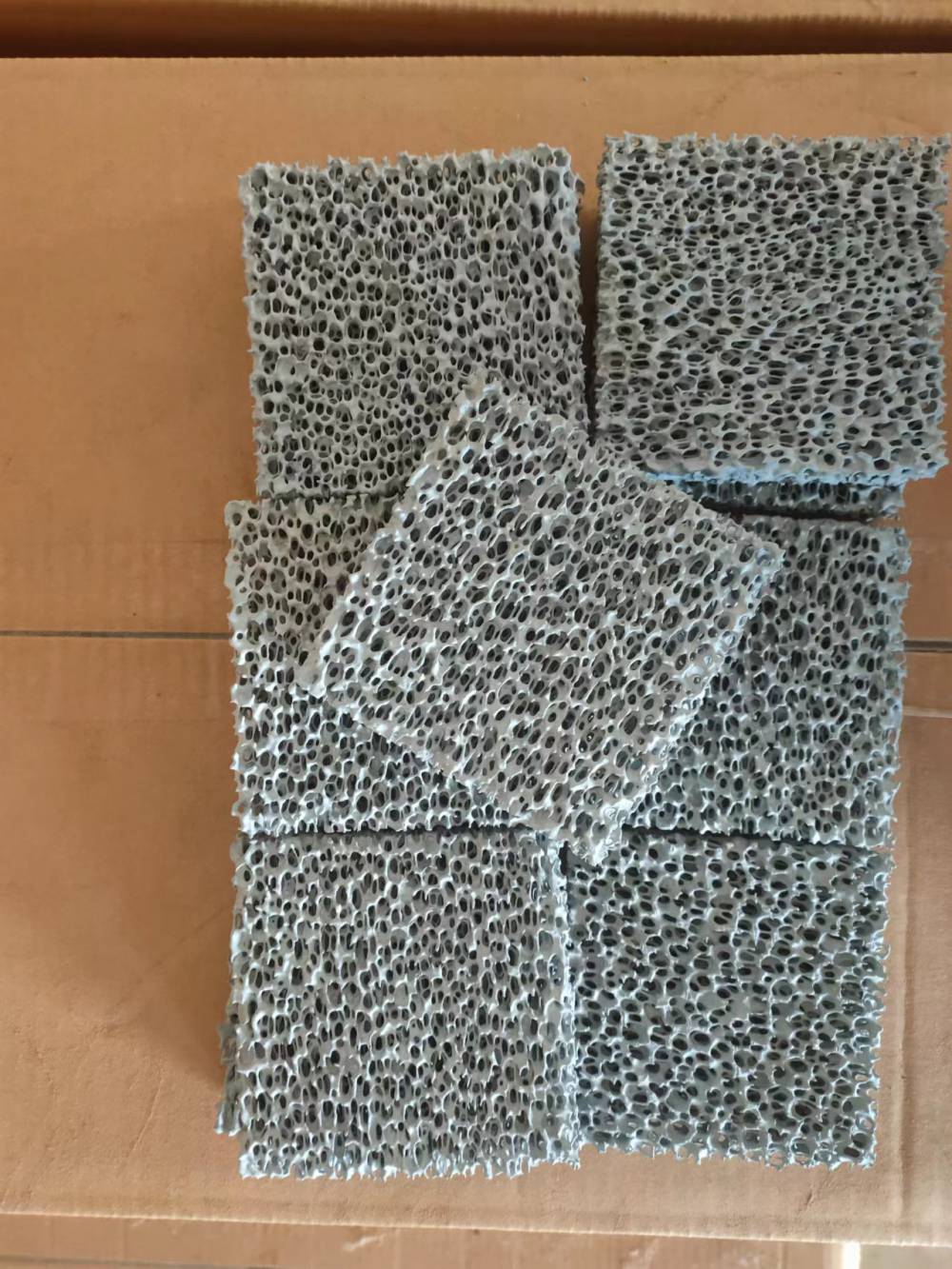 泡沫陶瓷过滤器蜂窝陶瓷过滤片用于灰铁和球墨铸铸造可提供样品图片