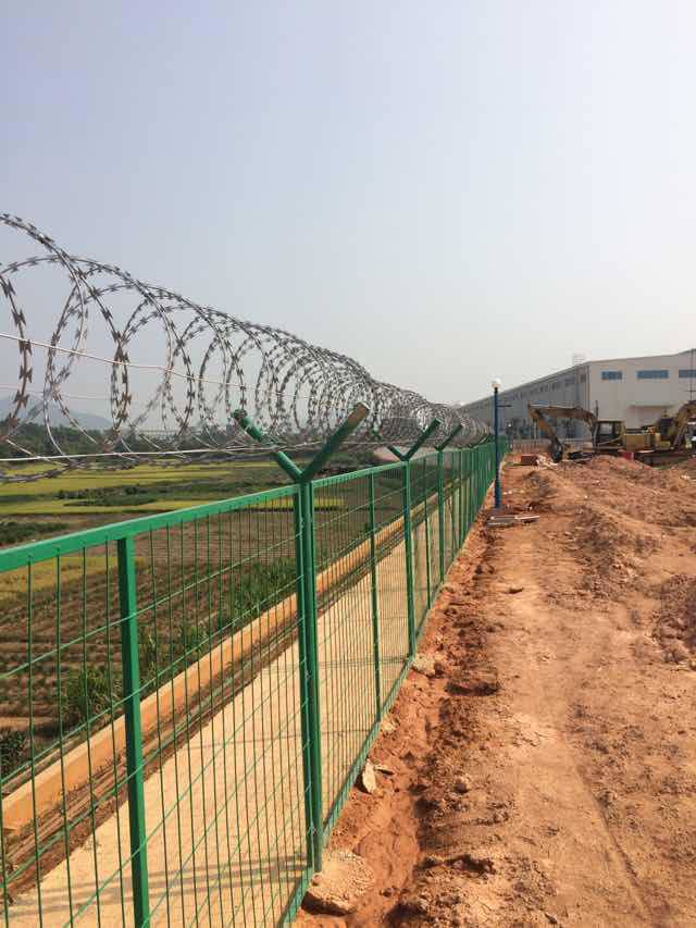 公路护栏网高速公路铁丝网防护栏铁路边框护栏网