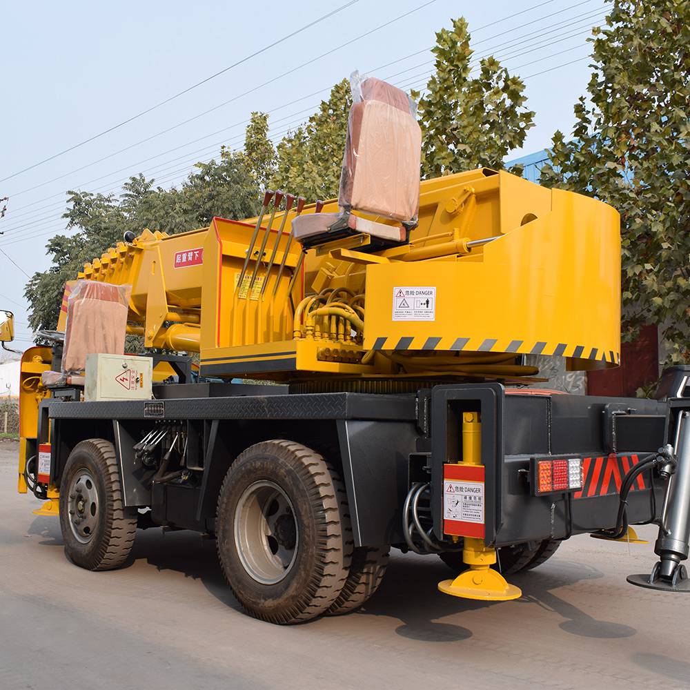 山东通达8吨变形金刚吊车价格变形金刚