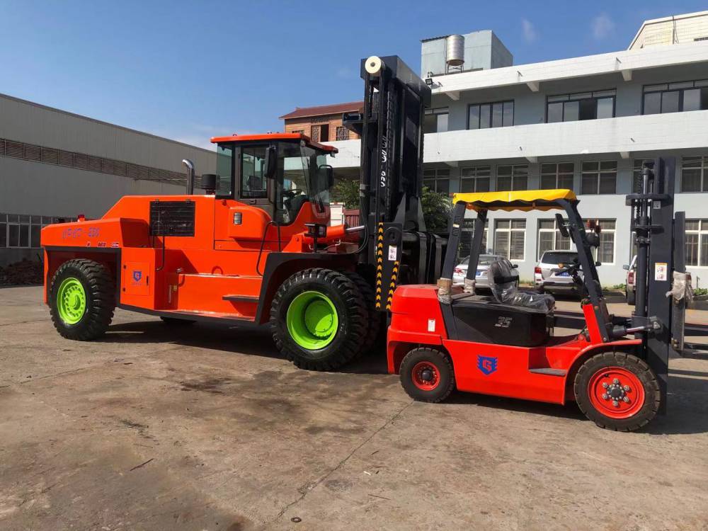 国产巨盾15到50吨重型叉车大展示