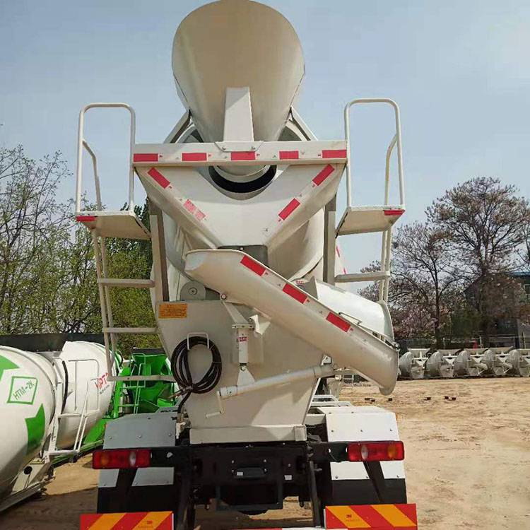尾部漏斗处均设计有一个防漏料斗,固定在混凝土搅拌车卸料口的正下方