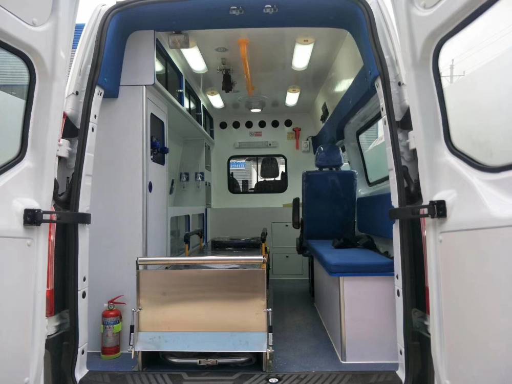 监护型车内舱内部密