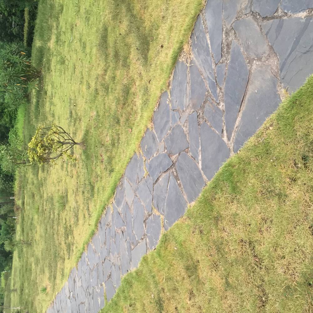 民间老石板天然青石板石磨片碎拼石乱型石公园广场乡道铺路石