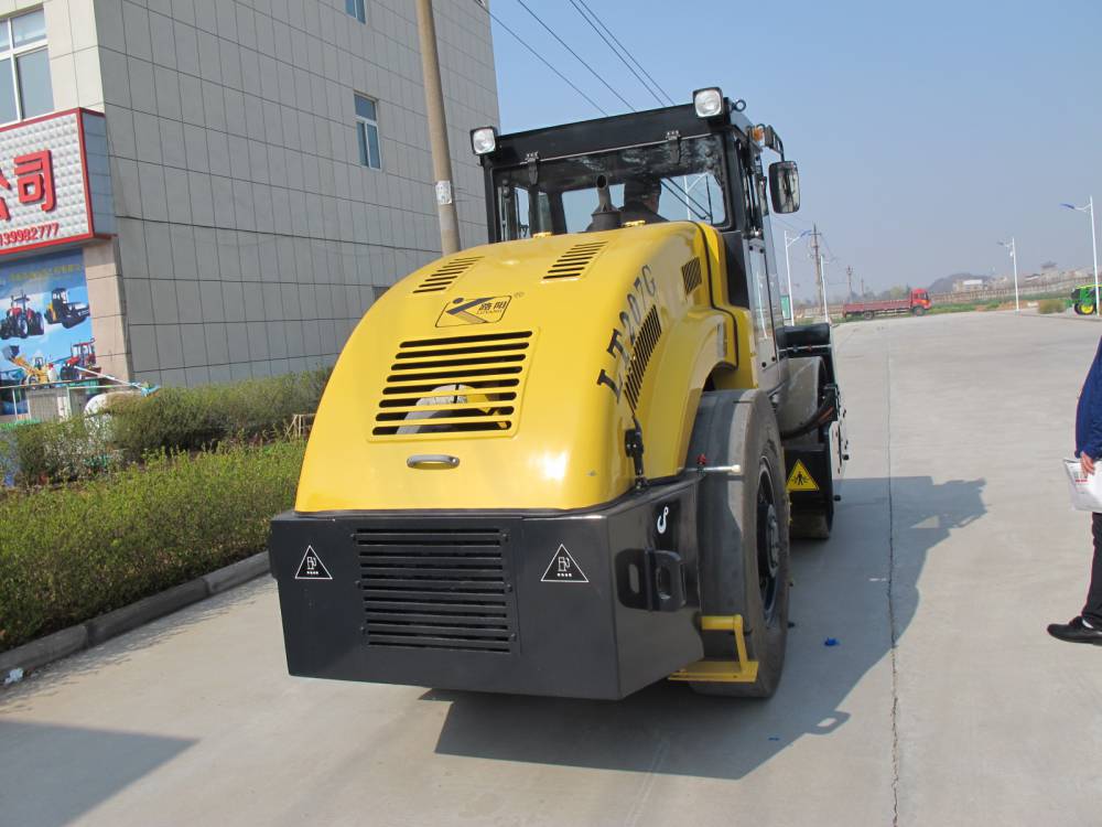 洛阳路阳牌7吨单钢轮振动压路机lt207g光面轮胎压路机及其原厂配件