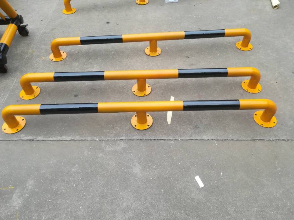 道路隔离摆放水泥基础块00:12道路分流导向隔离墩 黄色警示塑料防撞桶