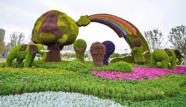 四川南充绿雕景观厂家 ,春节节日造型建筑物入口仿真绿雕