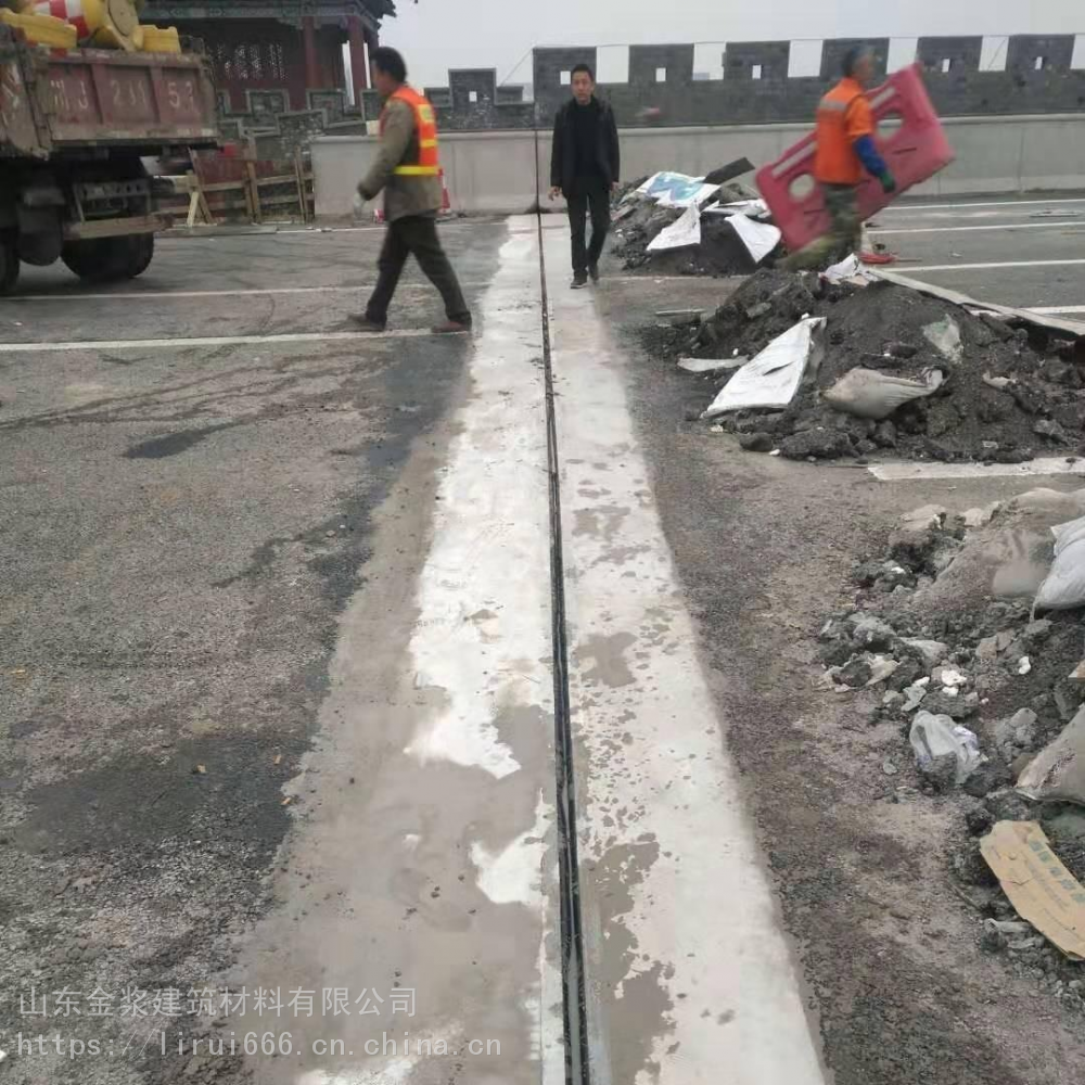 多功能轨迹除雪车入列国铁济南局 保证春运安全有序进行