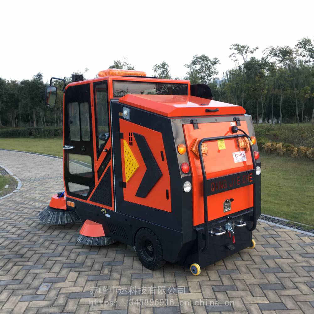 内蒙古赤峰驾驶式吸尘车工厂车间物业道路广场工业用电动大型清扫车