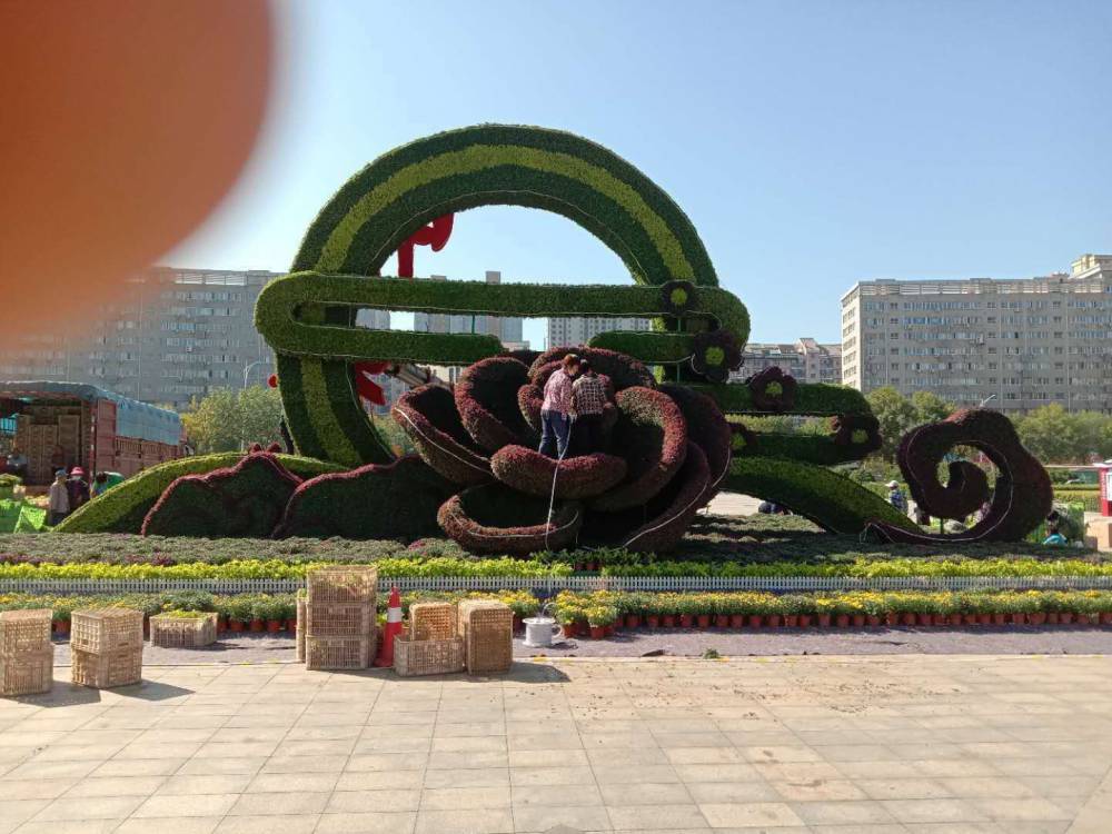 湖北孝感春节绿雕立体花坛绿色仿真植物绿雕