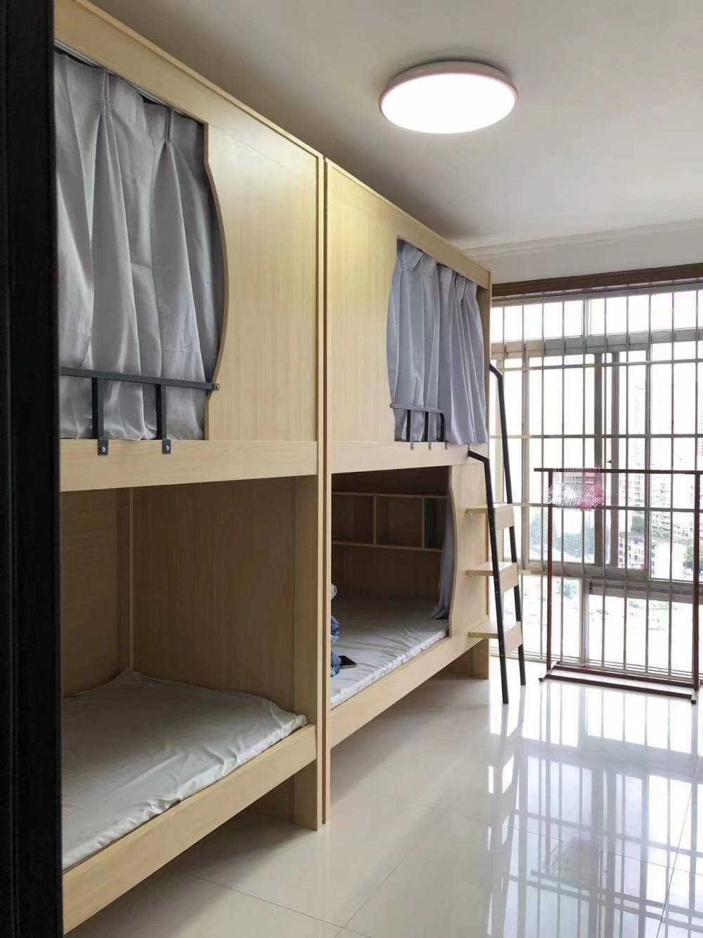 胶州学校实木简约成年床太空舱上下床