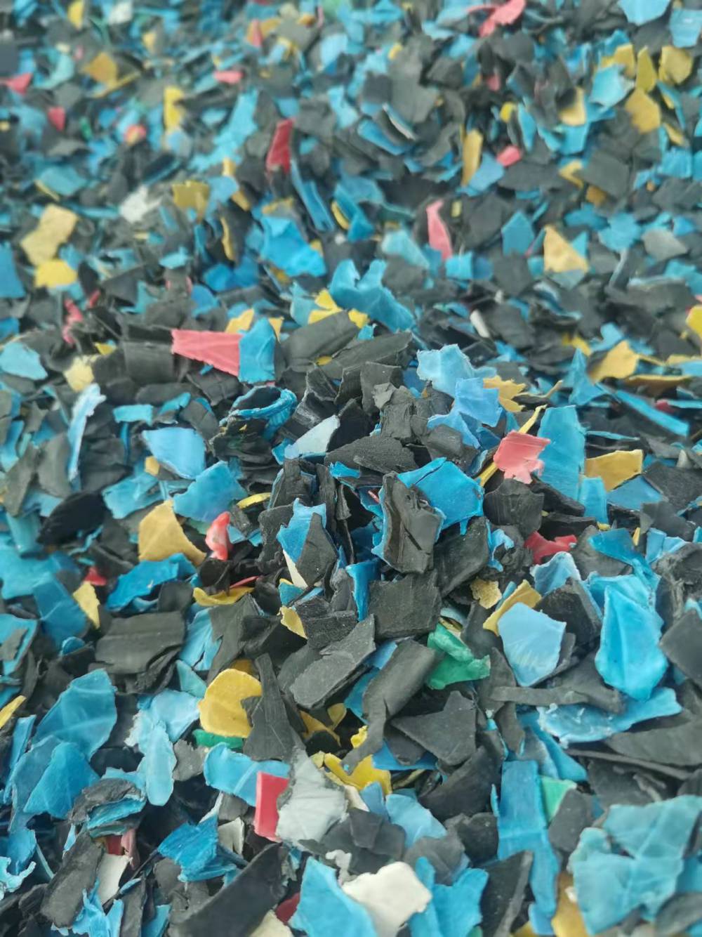 大量购销各种管道 蓝桶 机油壶破碎料 毛料 废料形态片状颜色杂色是否