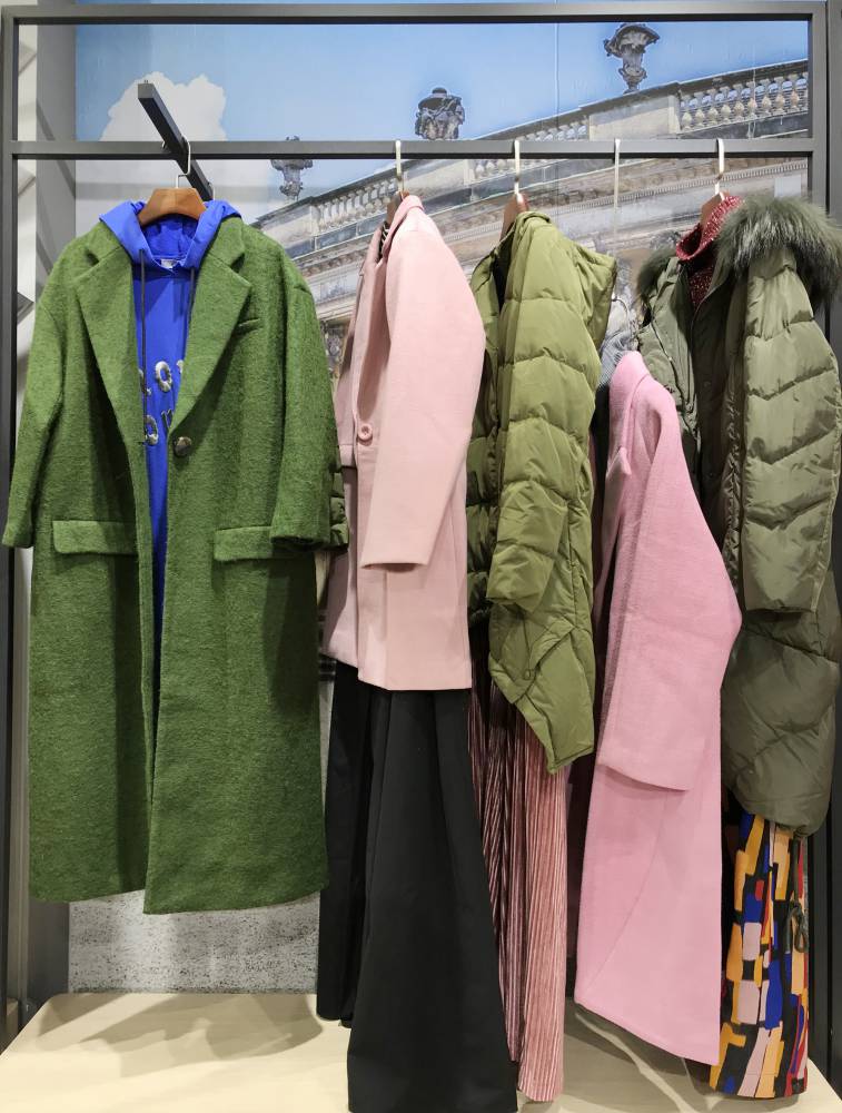 深圳品牌莫妮卡品牌折扣女装网红直播间