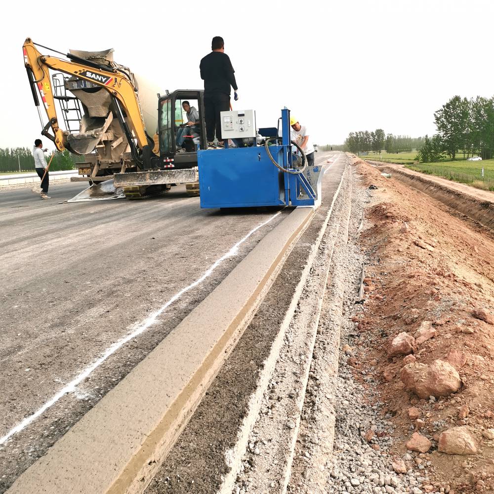 自走式路肩石成形机 进口马路牙子成型机 护肩石现浇机