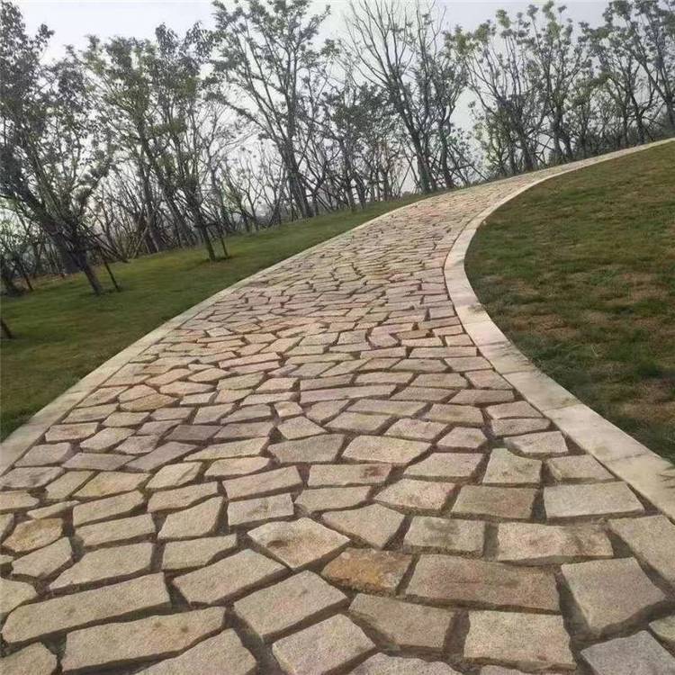 景区园路石材厂家销售天然碎石铺路粉红色乱形石厂家
