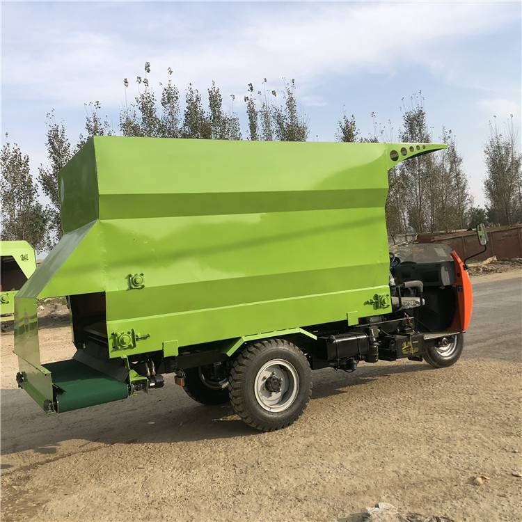 养殖场牛羊青储撒料车tmr牛羊饲料混合撒料车电动牧场牛羊饲草