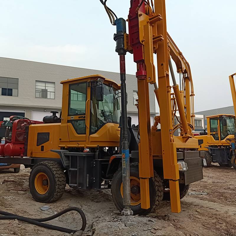 高速公路护栏打桩机波形护栏压桩机装载机改装波形护栏夯桩机