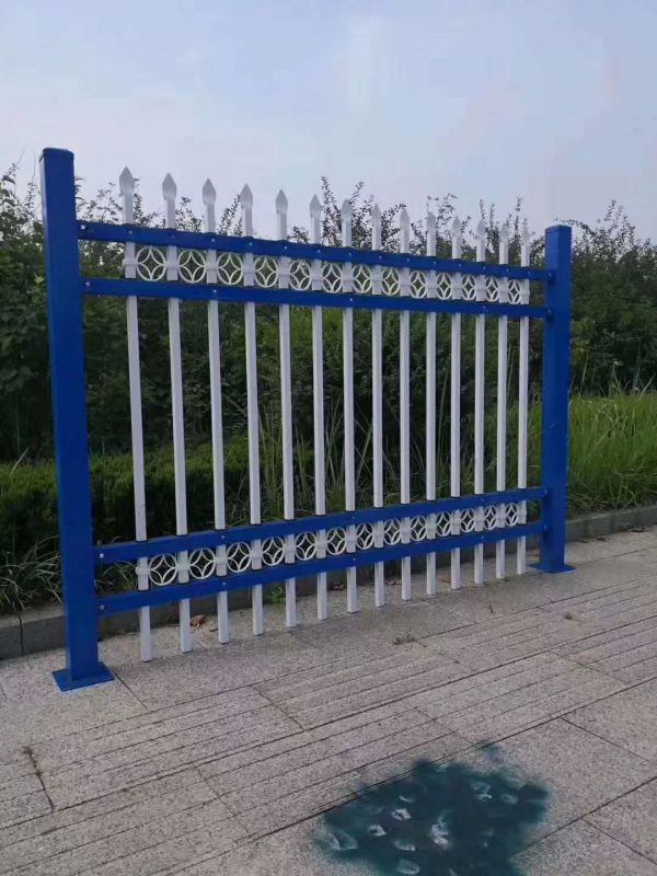 永清县村委会圈墙围栏栅栏小区篮球场镀锌方管护栏预埋围墙护栏供应