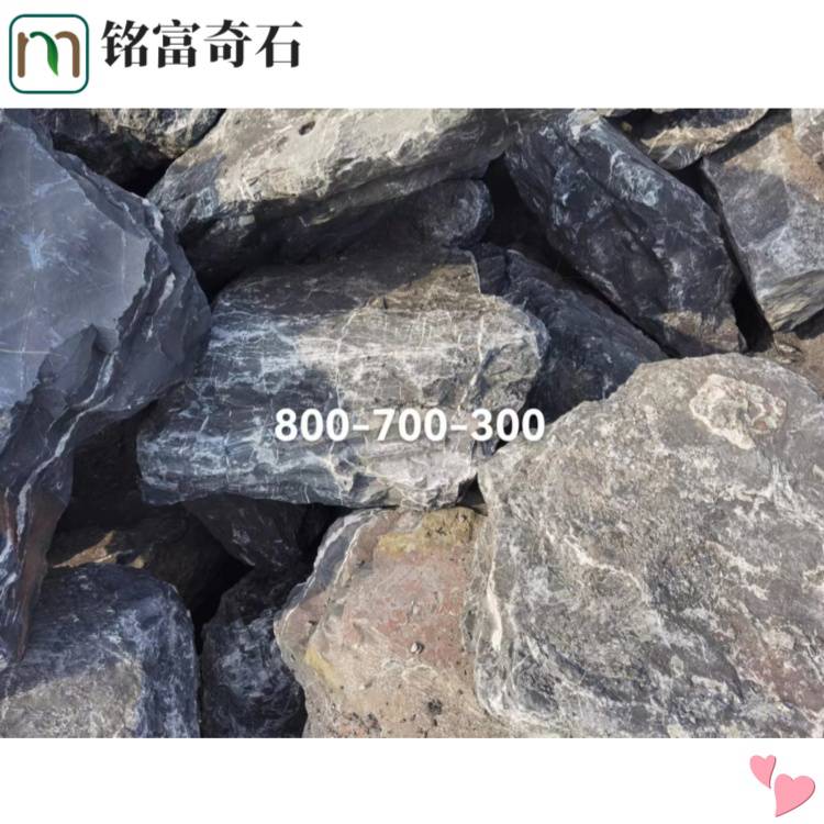 25吨黑山石发深圳，自然形态的吨位石，灰黑色黑山石造景