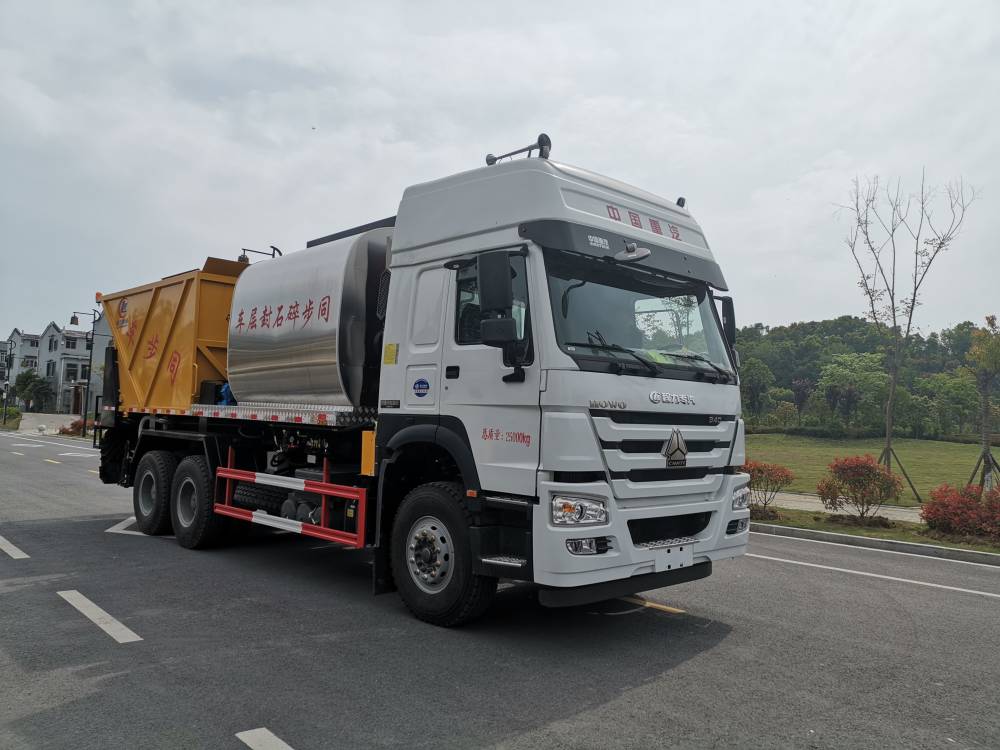 重汽单桥沥青碎石同步封层车具有处理路面裂缝的良好性能