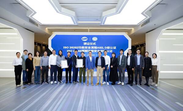 双证书仪式颁发合影 双证书仪式颁发合影